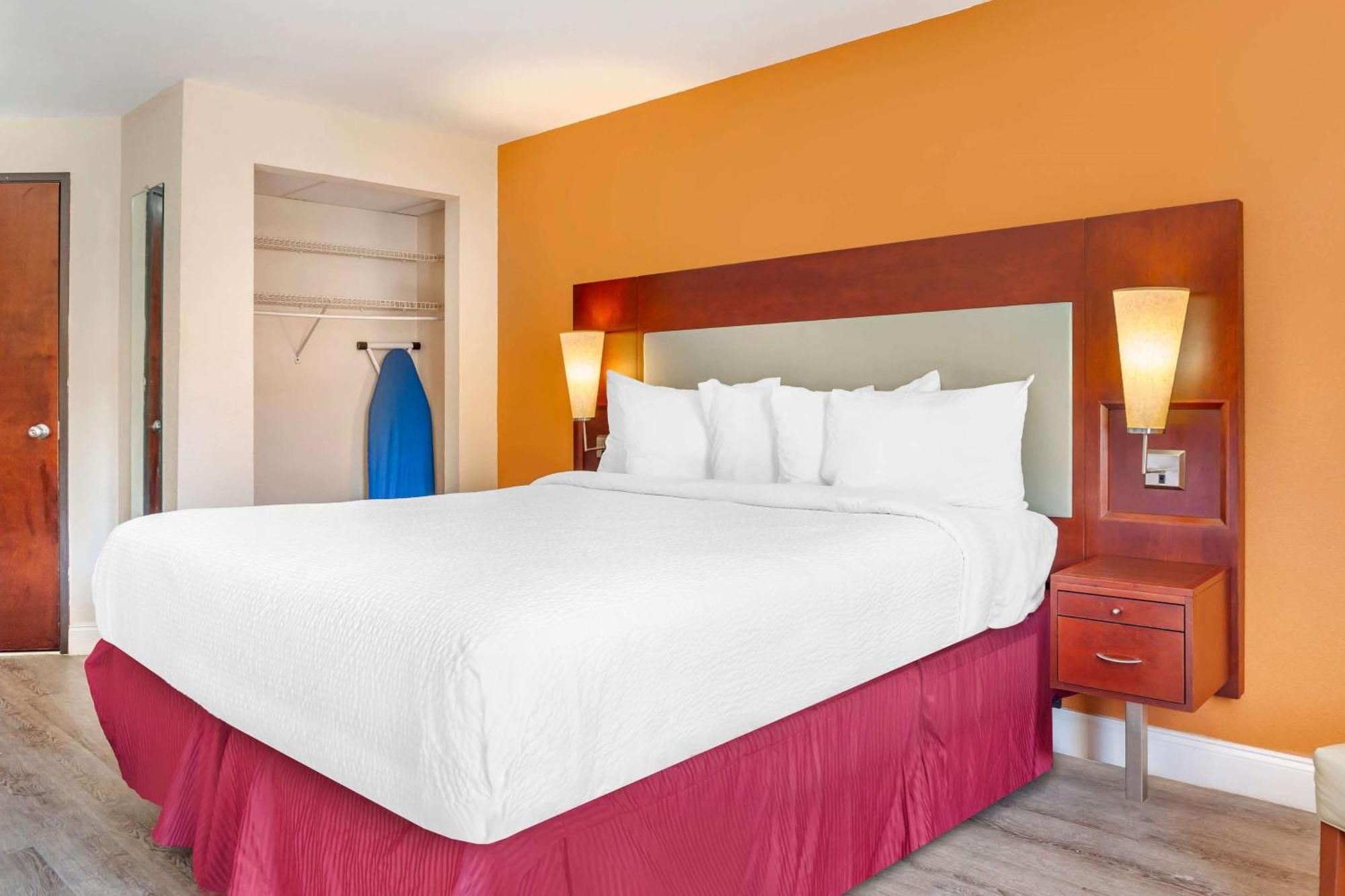 Days Inn & Suites By Wyndham Rocky Mount Golden East מראה חיצוני תמונה